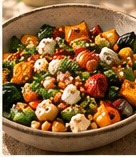 Schale mit Ofengemüse, Kichererbsen und Feta